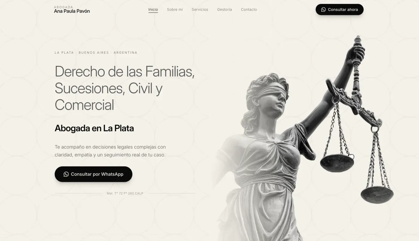 Home del sitio de APP Abogada en desktop — titular de áreas de práctica y CTA de consulta por WhatsApp